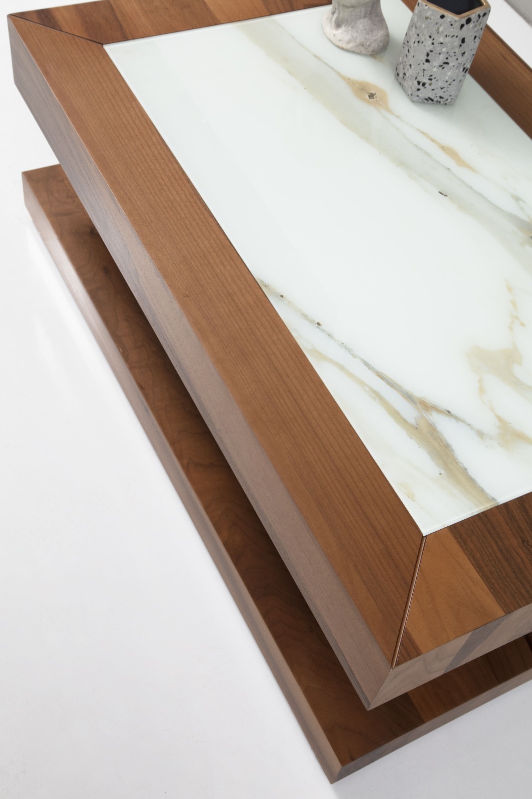 Masuta de Cafea, Milano White