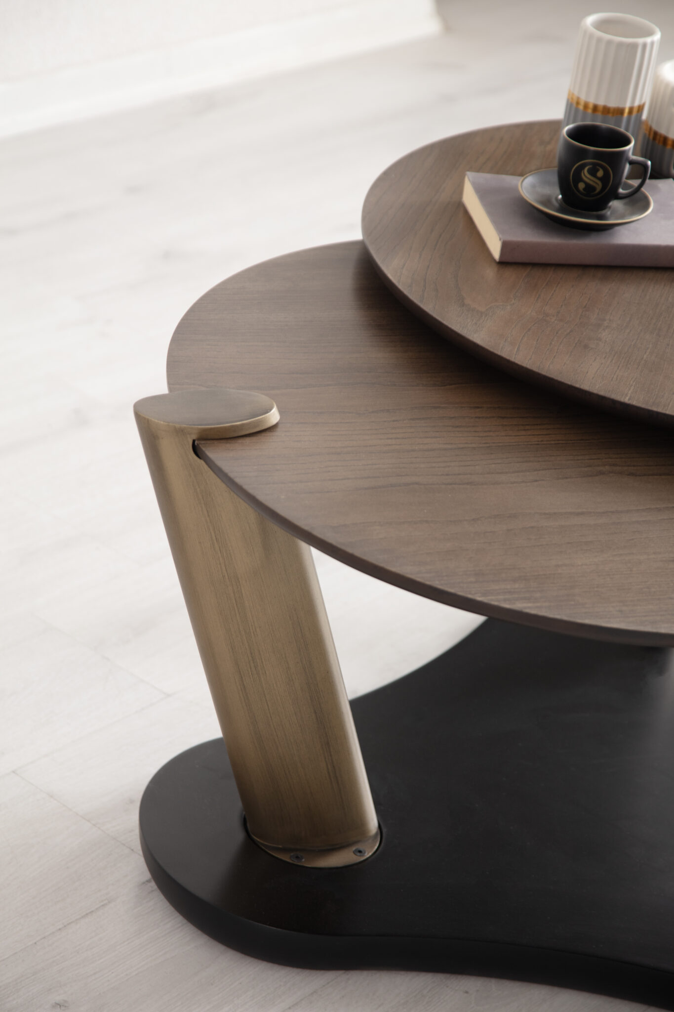 Masuta de Cafea, Trio